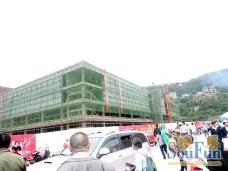 西部国际商贸城小商品交易中心已全面封顶_房