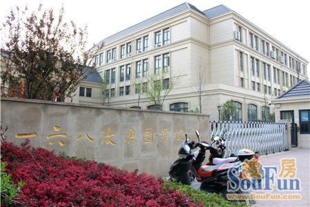 在楼盘建设之初,绿城斥巨资携手一六八中学共建合肥一六八玫瑰园学校