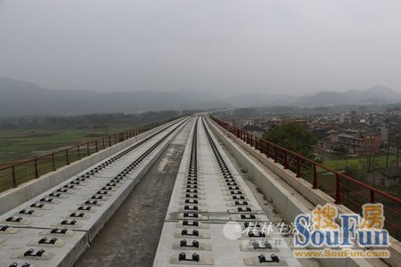 贵广高铁灵川段首架方向无砟轨道道床板施工顺利完工