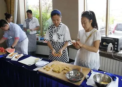 中天富城DIY亲子烘焙活动温馨举行