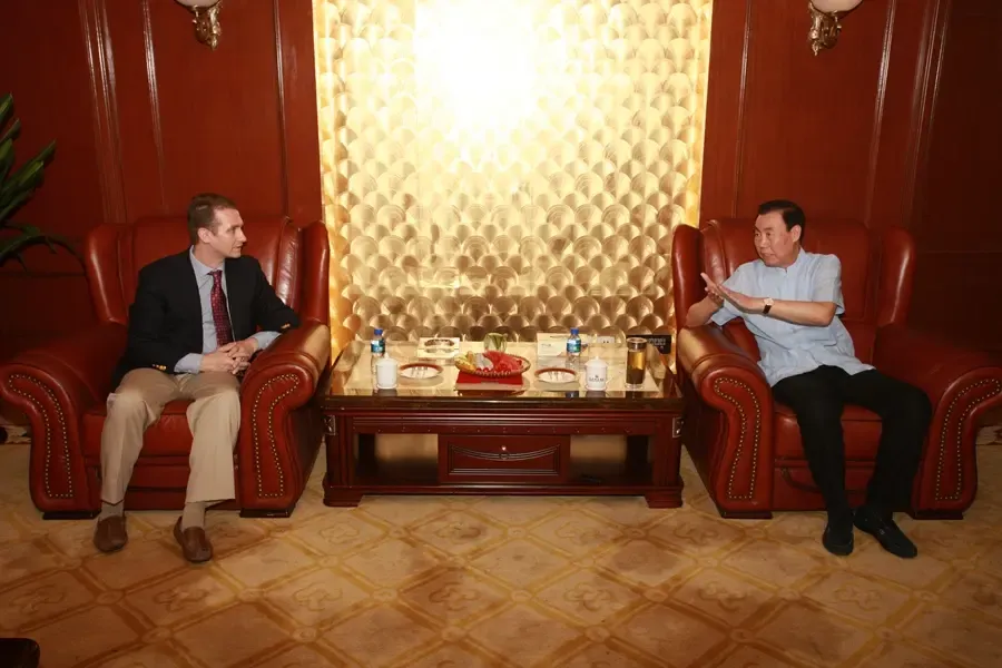 华中集团董事长赵董与沃特博士亲切会谈