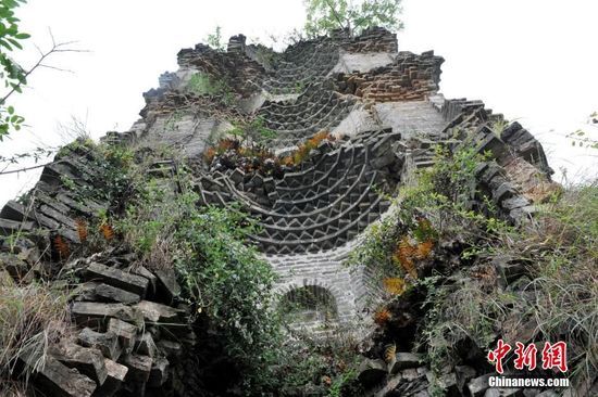 8月17日拍摄于江西省德兴市黄柏乡尚河村的历经500年不倒的半边古塔.图片