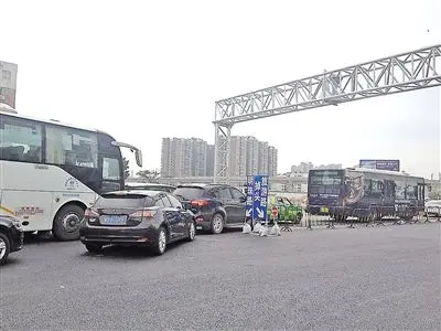 记者在现场看到,车辆经上冲检查站进入珠海后,可从此掉头口拐入旅游路