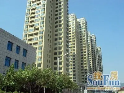 22%  查房价 小区简介:龙王塘1号西北侧紧临风景秀丽的山脉,东侧及