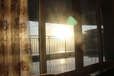 清晨的阳光透过阳台进入房间,美梦渐渐苏醒.