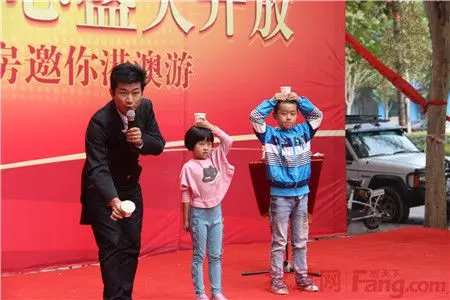 魔术师互动表演 点击图片查看下一页