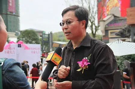 时光贵州集团张汉明接受记者采访,向众多媒体介绍古镇的运营情况