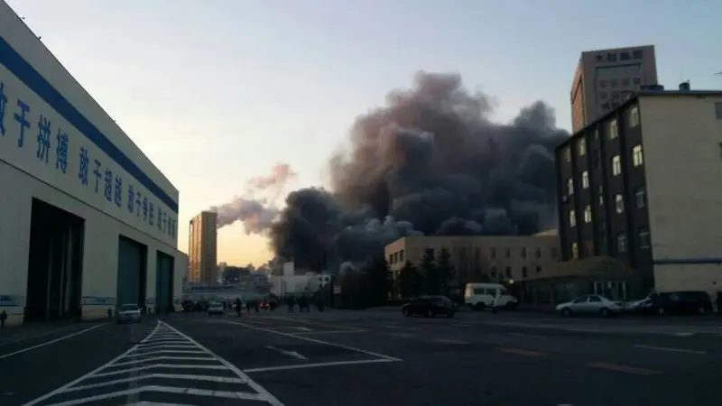 突发大连香炉礁旧货市场发生火灾浓烟滚滚图