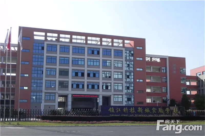 另一方面,学府路上的学府小学,江大附小,江大附中等等,也让附近居民