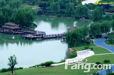 金龙湖环境优美,风景宜人.景观塑造着力对其自然微地