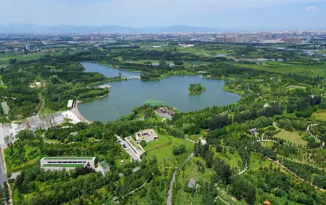 (图注:南海子公园位于北京亦庄,五环旧忠桥,紫禁壹号院与公园一路之隔