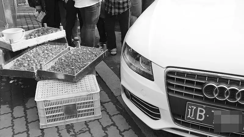 大连冲撞水果摊女 李刚 被曝4年前驾车辱骂推