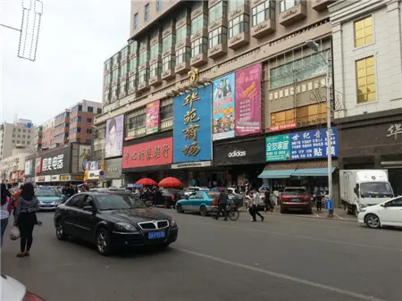 购物方面,入驻比较早的如华苑商业广场,三和百货,公园商场等.