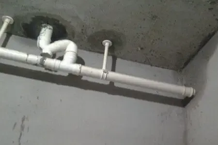 铸铁管与塑料管之间连接的地方漏水,该怎么处