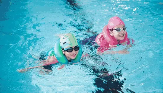 同时,更是承载了社区业主畅游泳池的美好愿望