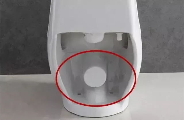 选马桶时还在傻傻的只看品牌?原来一看底部便知好坏!