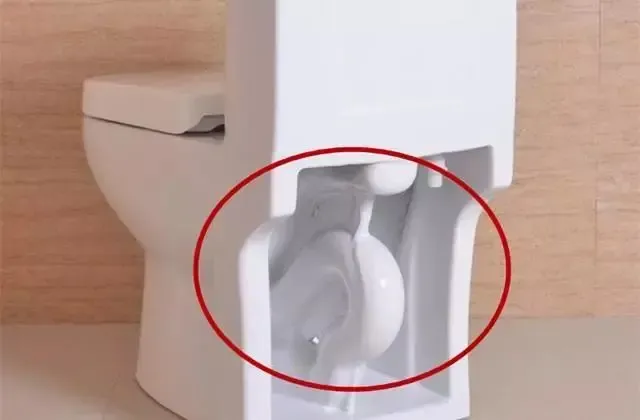 选马桶时还在傻傻的只看品牌?原来一看底部便知好坏!