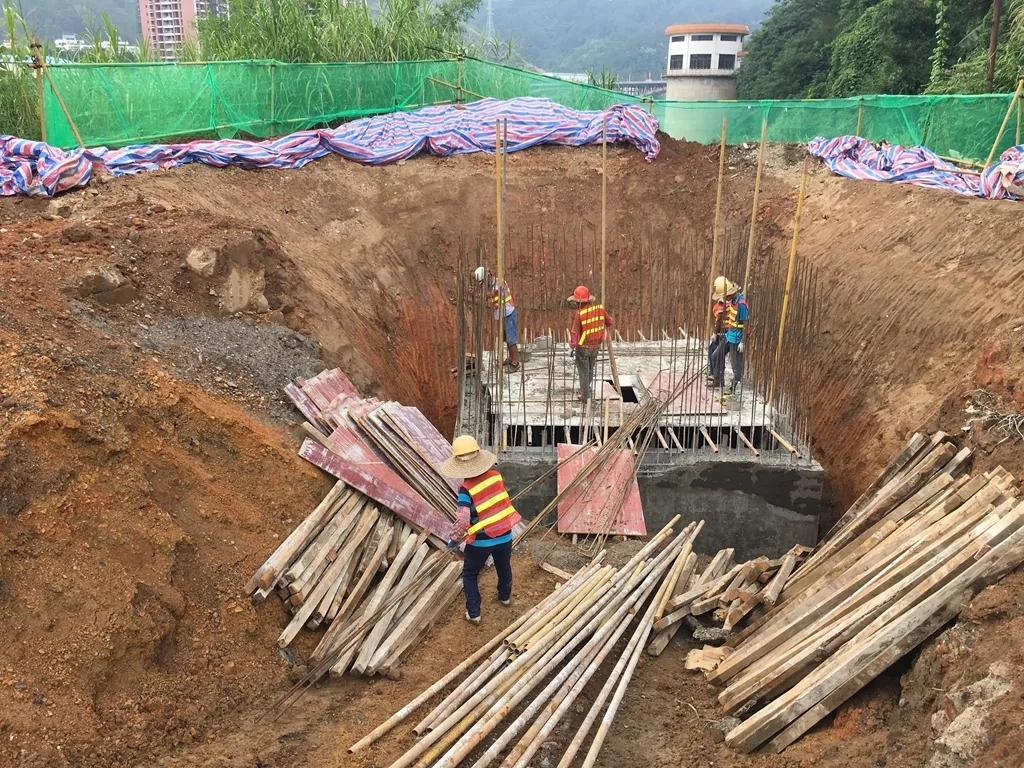 记者在梧州学院东门对面的河堤岸边,梧州学院直排口引流工程施工现场