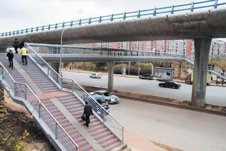 与西南路,西部快速路,解放广场,白山路,联合路,中山路等主干道交会