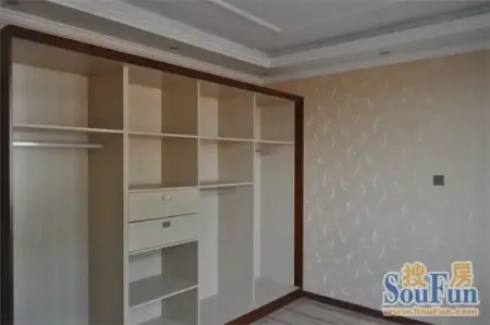  此图为样板间二的一间次卧,采用壁橱镶嵌式,既节省空间,还可以