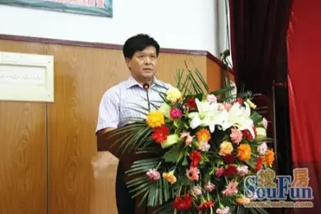 在金秋助学捐助仪式上,河南诚城集团董事长邓志军作为企业家代表发表