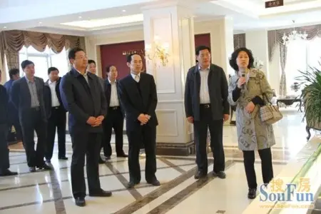 步艳梅总经理进行项目介绍(右四环翠区区委副书记,区长林红玉)