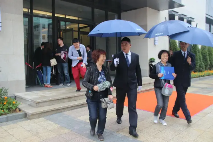 17/22                  网友走出售楼处,保安举伞送客