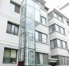 太原市汇锦花园低层住宅楼有住户在单元楼外部安装私人电梯