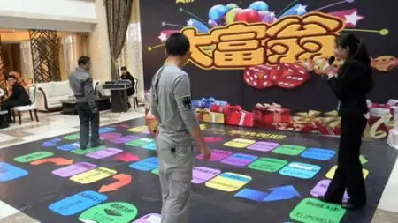 现场的小朋友们争先玩转大富翁游戏,乐此不疲.
