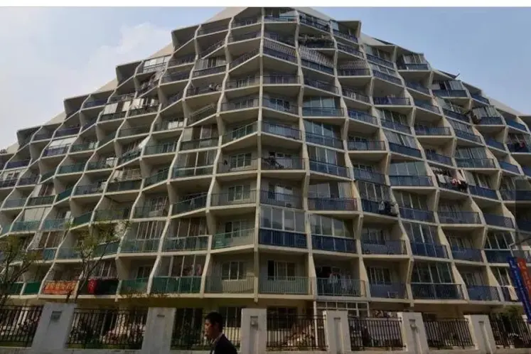 记者在无锡惠山区水澄路找到了造型特别的"阳光100