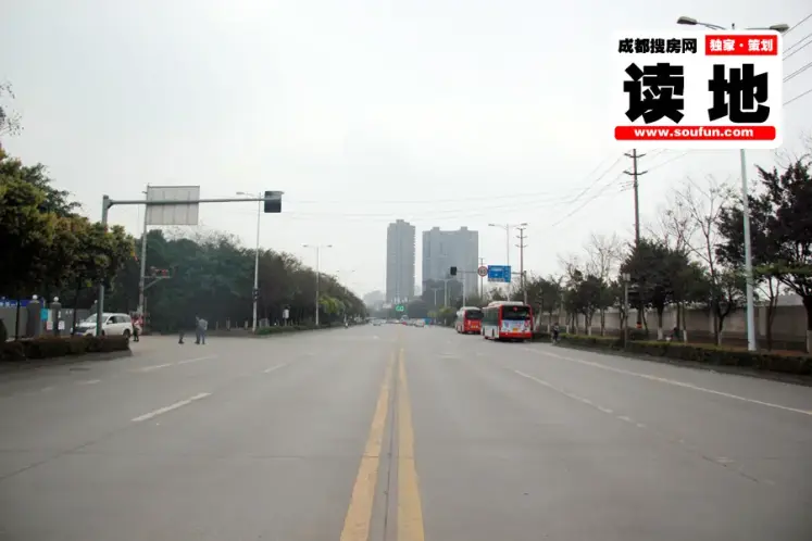 图为成洛大道.