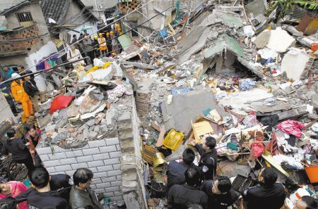 上海一老居民楼倒塌致2死3伤 等待拆迁10