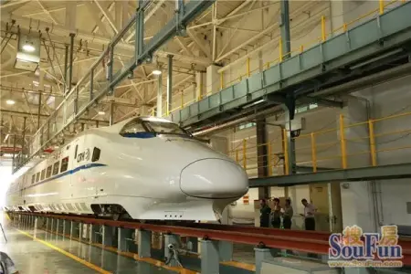 一列在大西高铁太原至西安段完成联调联试的crh2a型动车组驶入厂房内