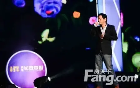 弟热舞《小苹果》 泰禾长安中心群星演唱会火